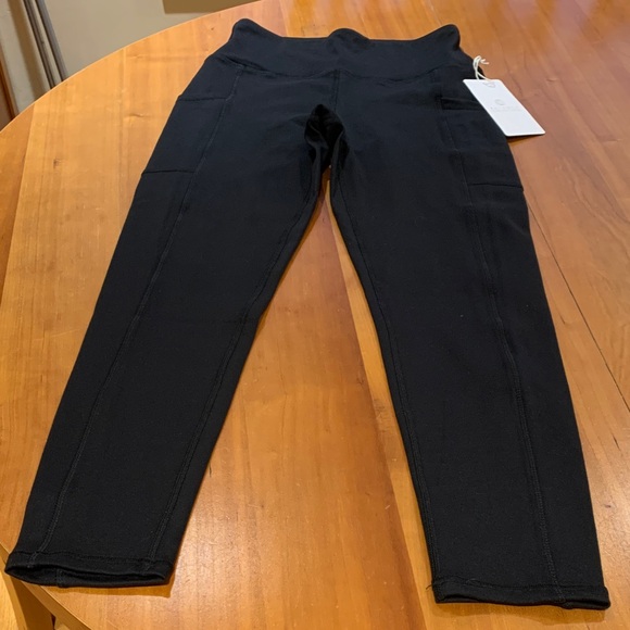 Balance Collection Black Activewear Leggings. Has Pockets on sides. 25” ankle - Picture 1 of 6